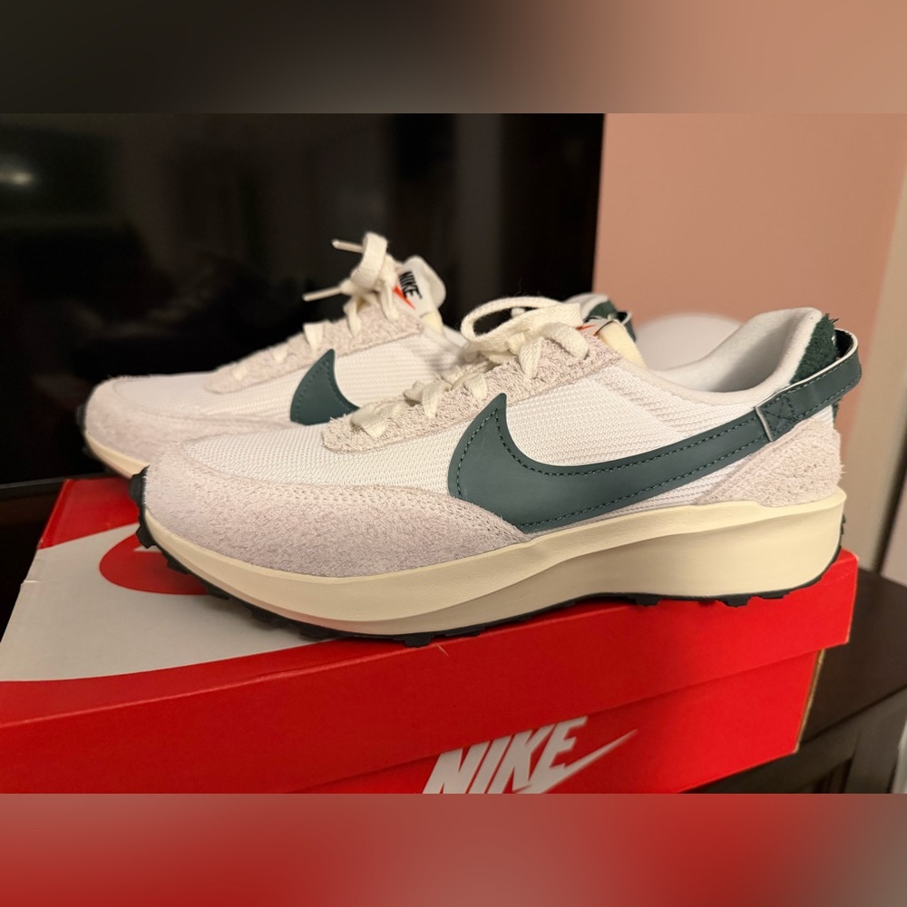 Never worn - women’s Nike Waffle White and Green Shoes - Picture 2 of 5